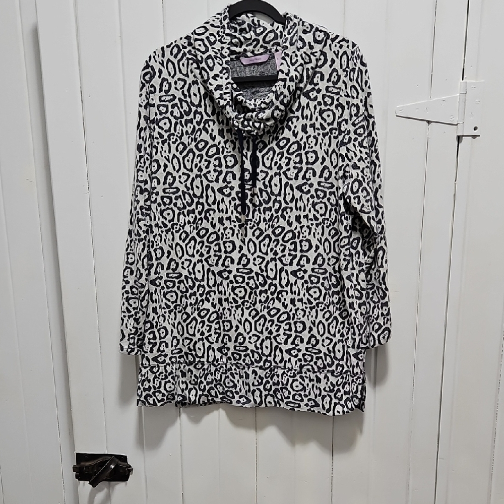 AnyBody Black and White Animal Print Top
